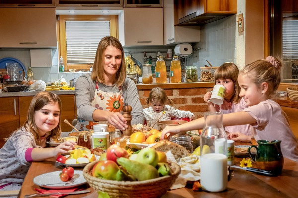 Kdo bo opoldne podpisal pobudo vladi za Teden slovenske hrane?
